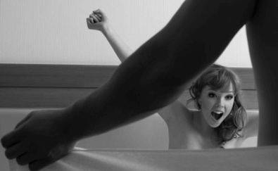 La mujer está sorprendida por el miembro del tamaño del miembro con la ayuda de refrescos.