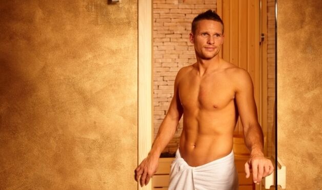 hombre en la casa de baños antes del agrandamiento del pene