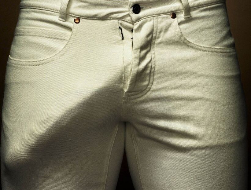 pene agrandado en pantalones