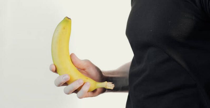 Masaje para agrandar el pene con el ejemplo de un plátano. 